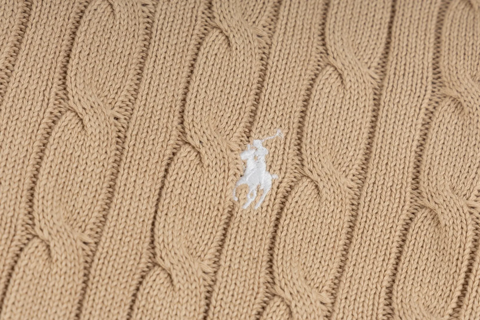 P260 #R98 RALPH LAUREN Ralph Lauren nine-color classic small label embroidery logo full zipper knitted cable cardigan sweater, high-density LOGO embroidery on the chest, original customization of tag accessories. Made of pure cotton yarn, pure cotton is skin-friendly and comfortable, small label war horse embroidered twist zipper cardigan sweater 🐎 high quality, follow the blogger to learn how to wear it! Let’s buy a Ralph Lauren cable sweater. It’s a super hard-to-find series after it became popular. It’s hard to find one on the official website. It’s simple and practical to wear, with a lazy and loose feel. The thickened fabric has more texture, feels soft and delicate, and has a loose fit. Whether worn alone or layered, you can wear different styles of fashion with just one piece!   Size：XS S M L